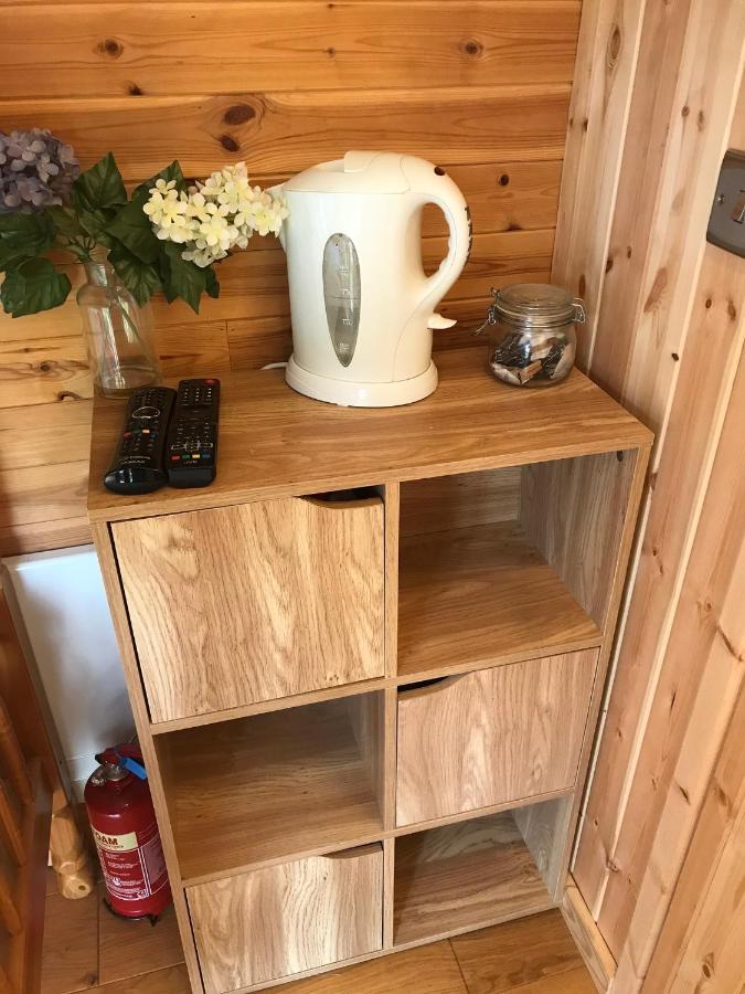Unique Sheperds Hut Private Hot Tub, Ensuite & Kitchenette Clodock Екстер'єр фото