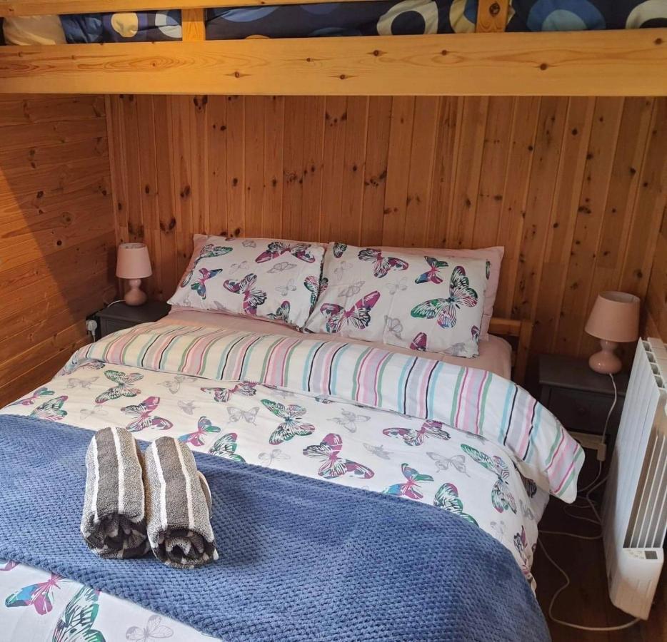 Unique Sheperds Hut Private Hot Tub, Ensuite & Kitchenette Clodock Екстер'єр фото