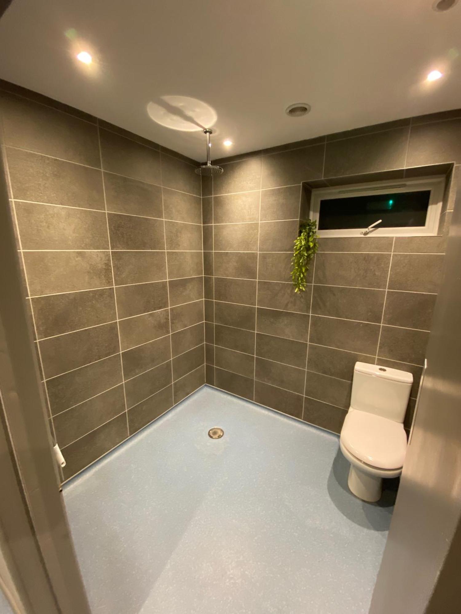 Unique Sheperds Hut Private Hot Tub, Ensuite & Kitchenette Clodock Екстер'єр фото