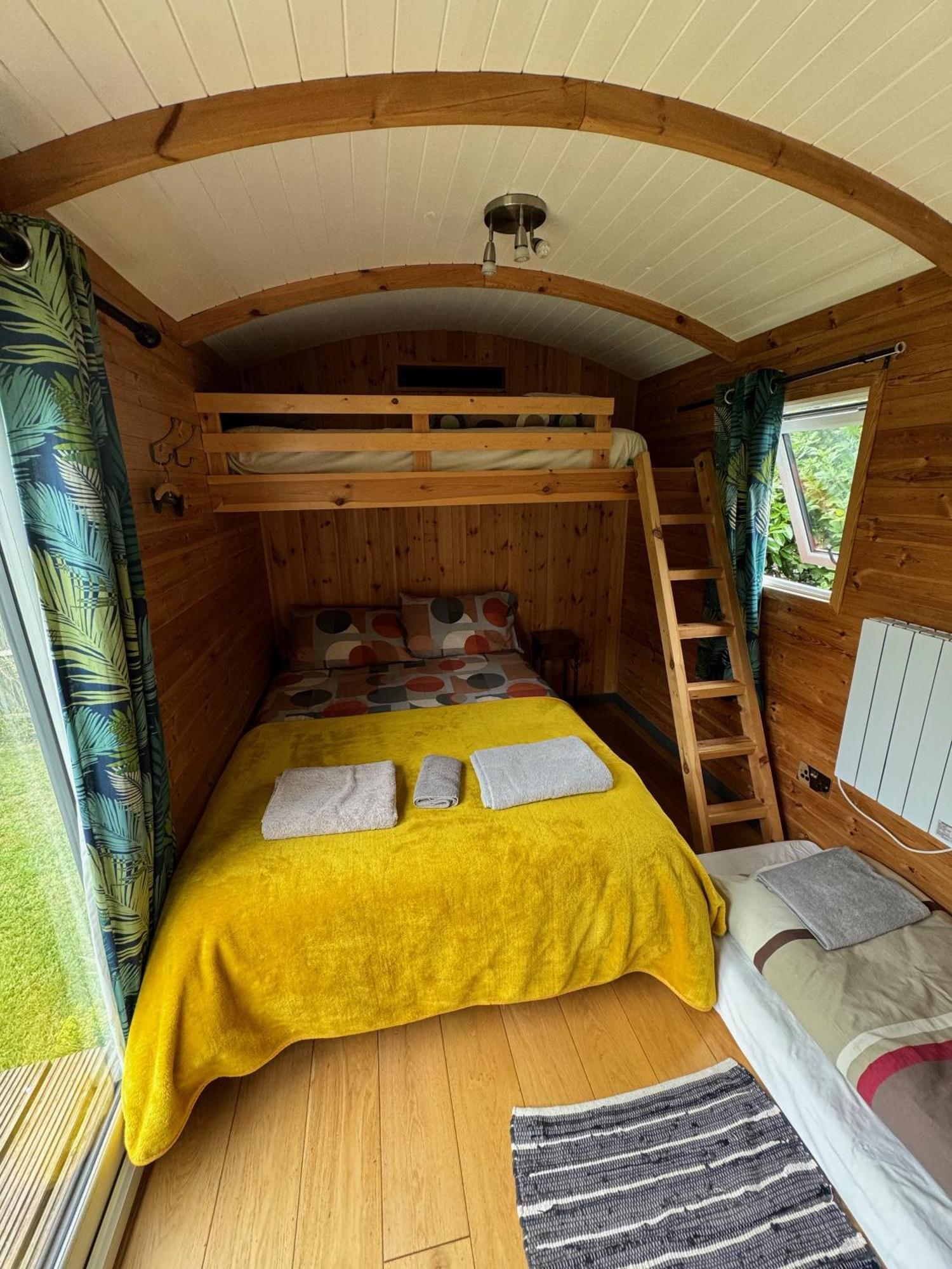 Unique Sheperds Hut Private Hot Tub, Ensuite & Kitchenette Clodock Екстер'єр фото