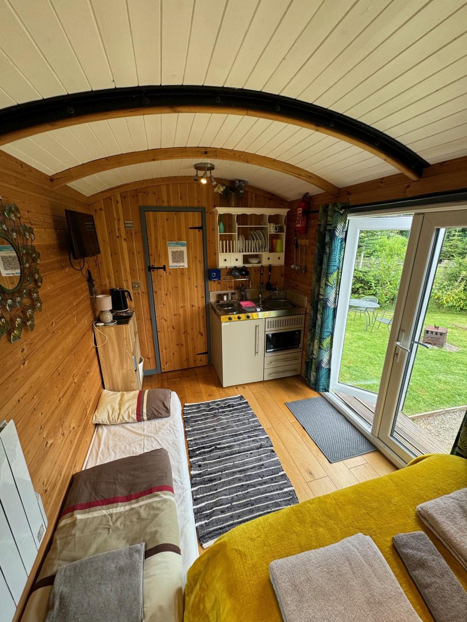 Unique Sheperds Hut Private Hot Tub, Ensuite & Kitchenette Clodock Екстер'єр фото